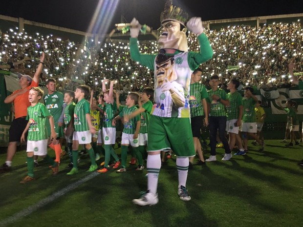  Mascote e crianças da cidade dão a volta no gramado na Arena Condá, em Chapecó, durante a cerimônia na noite de quarta-feira (30) (Foto: Diego Madruga/GloboEsporte.com) 