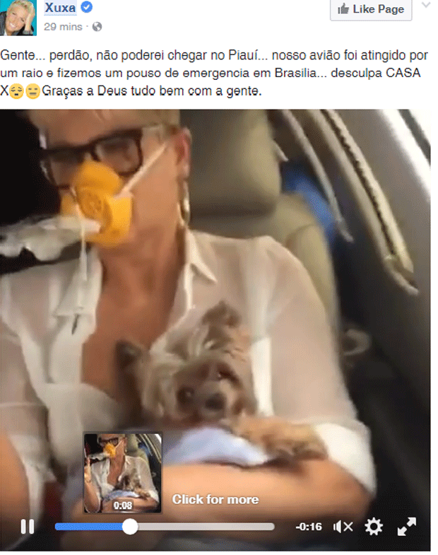 Xuxa com seu cachorrinho no colo e a máscara de oxigênio (Foto: Reprodução Facebook) 